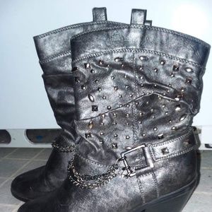 BKE Metallic gray studded heeled boot